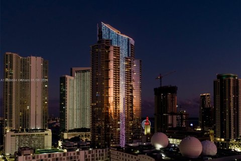 Condominio en venta en Miami, Florida, 4 dormitorios, 307.69 m2 № 2035457 - foto 2