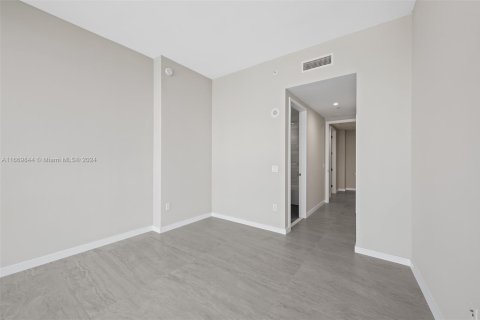 Condominio en venta en Miami, Florida, 4 dormitorios, 307.69 m2 № 2035457 - foto 28