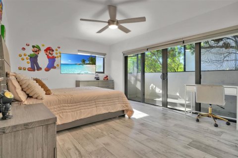 House in Coral Gables, Florida 4 bedrooms, 283.72 sq.m. № 2062492 - photo 21