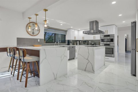 House in Coral Gables, Florida 4 bedrooms, 283.72 sq.m. № 2062492 - photo 8