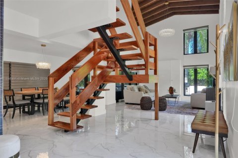 House in Coral Gables, Florida 4 bedrooms, 283.72 sq.m. № 2062492 - photo 5