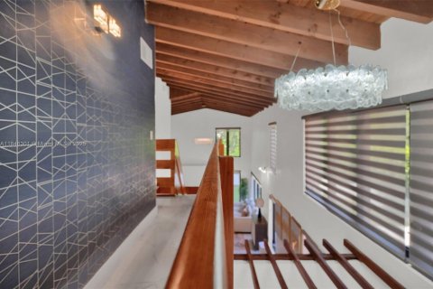 House in Coral Gables, Florida 4 bedrooms, 283.72 sq.m. № 2062492 - photo 15