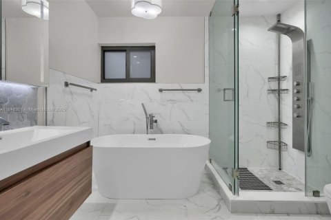 House in Coral Gables, Florida 4 bedrooms, 283.72 sq.m. № 2062492 - photo 19