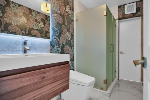 House in Coral Gables, Florida 4 bedrooms, 283.72 sq.m. № 2062492 - photo 25