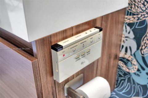 House in Coral Gables, Florida 4 bedrooms, 283.72 sq.m. № 2062492 - photo 27