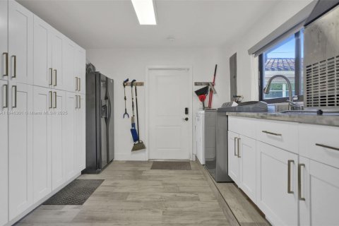 House in Coral Gables, Florida 4 bedrooms, 283.72 sq.m. № 2062492 - photo 28