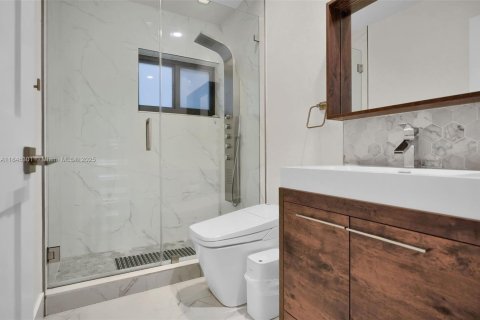 House in Coral Gables, Florida 4 bedrooms, 283.72 sq.m. № 2062492 - photo 23