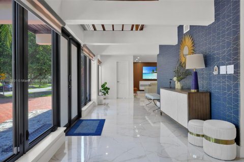 House in Coral Gables, Florida 4 bedrooms, 283.72 sq.m. № 2062492 - photo 3