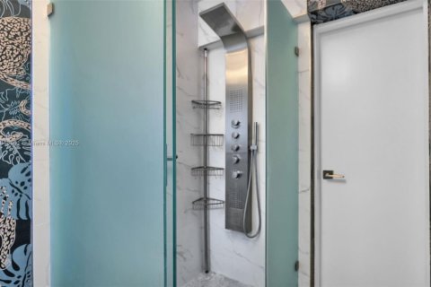 House in Coral Gables, Florida 4 bedrooms, 283.72 sq.m. № 2062492 - photo 26