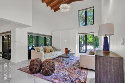 House in Coral Gables, Florida 4 bedrooms, 283.72 sq.m. № 2062492 - photo 13