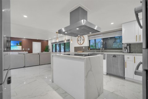 House in Coral Gables, Florida 4 bedrooms, 283.72 sq.m. № 2062492 - photo 9