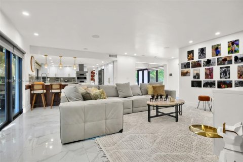 House in Coral Gables, Florida 4 bedrooms, 283.72 sq.m. № 2062492 - photo 6