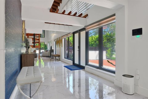 House in Coral Gables, Florida 4 bedrooms, 283.72 sq.m. № 2062492 - photo 4