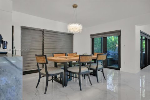 House in Coral Gables, Florida 4 bedrooms, 283.72 sq.m. № 2062492 - photo 12