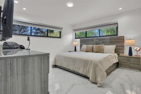 House in Coral Gables, Florida 4 bedrooms, 283.72 sq.m. № 2062492 - photo 17