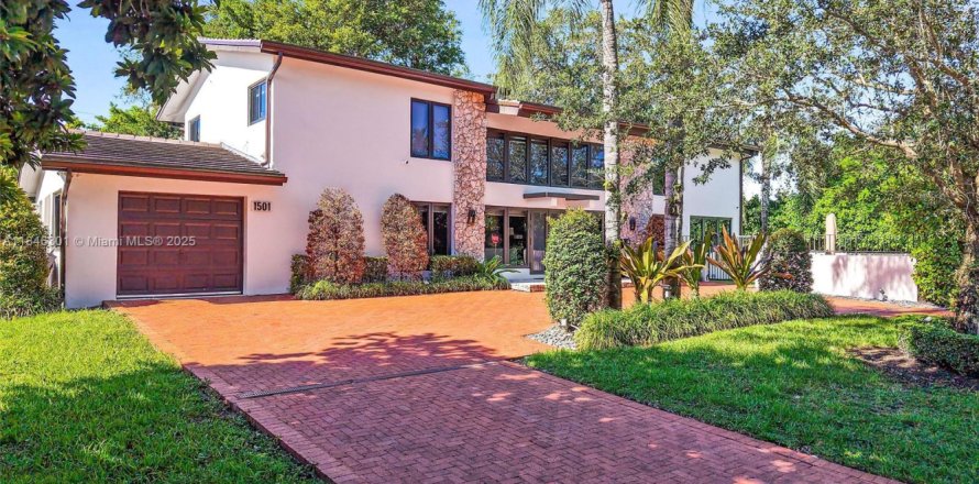 House in Coral Gables, Florida 4 bedrooms, 283.72 sq.m. № 2062492