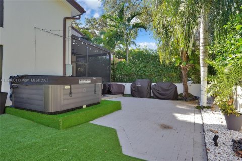 House in Coral Gables, Florida 4 bedrooms, 283.72 sq.m. № 2062492 - photo 30