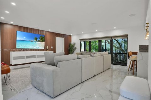 House in Coral Gables, Florida 4 bedrooms, 283.72 sq.m. № 2062492 - photo 10