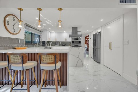 House in Coral Gables, Florida 4 bedrooms, 283.72 sq.m. № 2062492 - photo 7