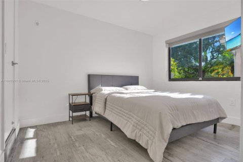 House in Coral Gables, Florida 4 bedrooms, 283.72 sq.m. № 2062492 - photo 24