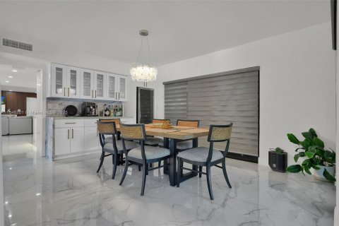 House in Coral Gables, Florida 4 bedrooms, 283.72 sq.m. № 2062492 - photo 11