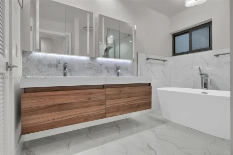 House in Coral Gables, Florida 4 bedrooms, 283.72 sq.m. № 2062492 - photo 18