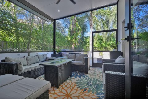 House in Coral Gables, Florida 4 bedrooms, 283.72 sq.m. № 2062492 - photo 29