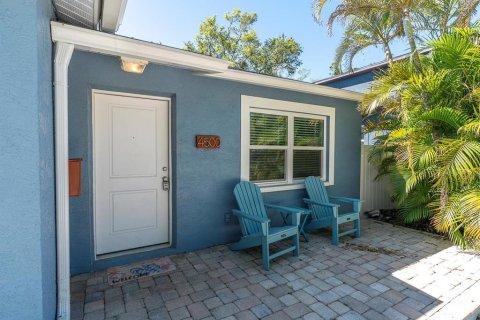 House in Saint Petersburg, Florida 4 bedrooms, 114.73 sq.m. № 1586123 - photo 23