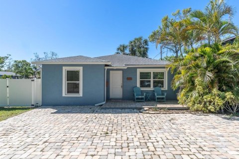 House in Saint Petersburg, Florida 4 bedrooms, 114.73 sq.m. № 1586123 - photo 1