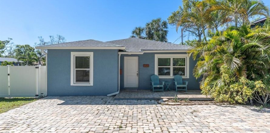 House in Saint Petersburg, Florida 4 bedrooms, 114.73 sq.m. № 1586123