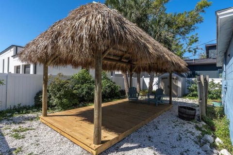 House in Saint Petersburg, Florida 4 bedrooms, 114.73 sq.m. № 1586123 - photo 3