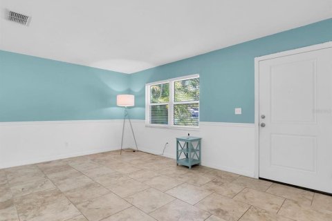 House in Saint Petersburg, Florida 4 bedrooms, 114.73 sq.m. № 1586123 - photo 9