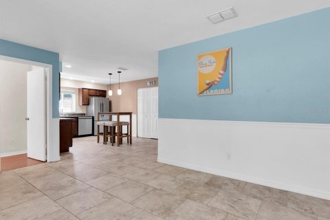 House in Saint Petersburg, Florida 4 bedrooms, 114.73 sq.m. № 1586123 - photo 10