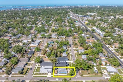 House in Saint Petersburg, Florida 4 bedrooms, 114.73 sq.m. № 1586123 - photo 30