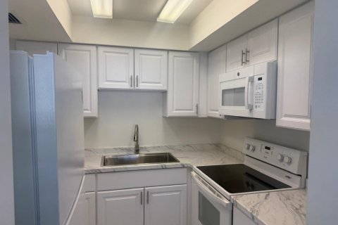 Снять в аренду квартиру в Уэст-Палм-Бич, Флорида 3 комнаты, 81.75м2, № 2260533 - фото 5
