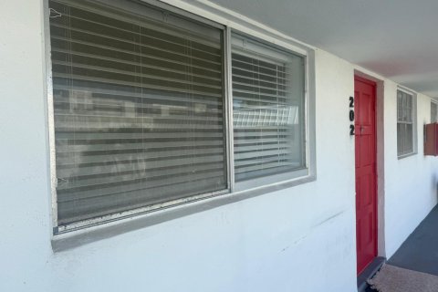 Снять в аренду квартиру в Уэст-Палм-Бич, Флорида 3 комнаты, 81.75м2, № 2260533 - фото 2