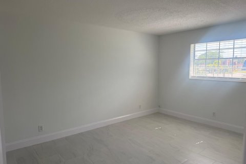 Снять в аренду квартиру в Уэст-Палм-Бич, Флорида 3 комнаты, 81.75м2, № 2260533 - фото 8