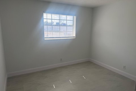 Снять в аренду квартиру в Уэст-Палм-Бич, Флорида 3 комнаты, 81.75м2, № 2260533 - фото 9