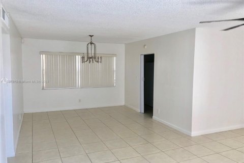 Condominio en venta en Hallandale Beach, Florida, 3 dormitorios, 128.11 m2 № 1862039 - foto 7