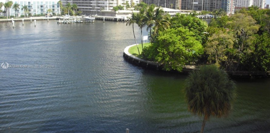 Condominio en Hallandale Beach, Florida, 3 dormitorios  № 1862039
