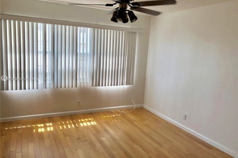 Condominio en venta en Hallandale Beach, Florida, 3 dormitorios, 128.11 m2 № 1862039 - foto 20