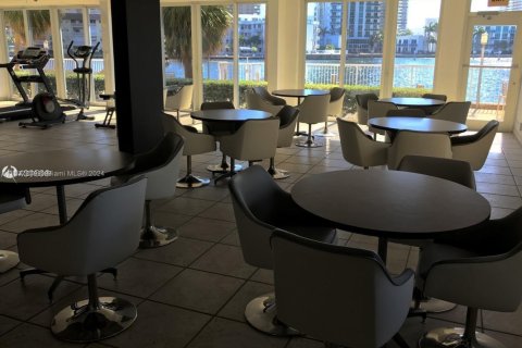 Condominio en venta en Hallandale Beach, Florida, 3 dormitorios, 128.11 m2 № 1862039 - foto 24