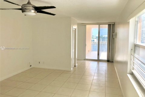 Condominio en venta en Hallandale Beach, Florida, 3 dormitorios, 128.11 m2 № 1862039 - foto 5