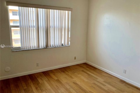 Condominio en venta en Hallandale Beach, Florida, 3 dormitorios, 128.11 m2 № 1862039 - foto 18
