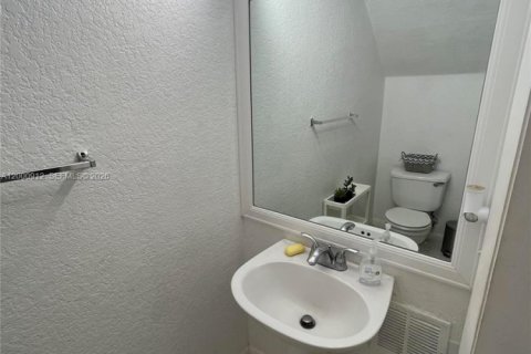 Снять в аренду таунхаус в Уэстон, Флорида 2 спальни, 107.58м2, № 2065120 - фото 15