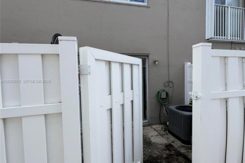 Снять в аренду таунхаус в Уэстон, Флорида 2 спальни, 107.58м2, № 2065120 - фото 25