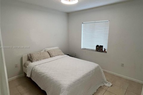 Снять в аренду таунхаус в Уэстон, Флорида 2 спальни, 107.58м2, № 2065120 - фото 2