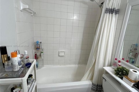 Снять в аренду таунхаус в Уэстон, Флорида 2 спальни, 107.58м2, № 2065120 - фото 7