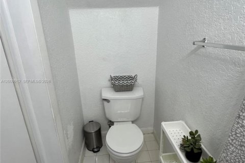 Снять в аренду таунхаус в Уэстон, Флорида 2 спальни, 107.58м2, № 2065120 - фото 4