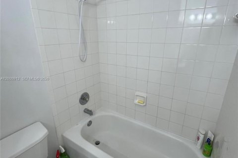 Снять в аренду таунхаус в Уэстон, Флорида 2 спальни, 107.58м2, № 2065120 - фото 10